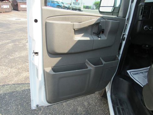 Used 2016 Chevrolet Express 2500 RWD image 28