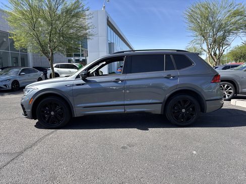 Used 2022 Volkswagen Tiguan SE R-Line image 2