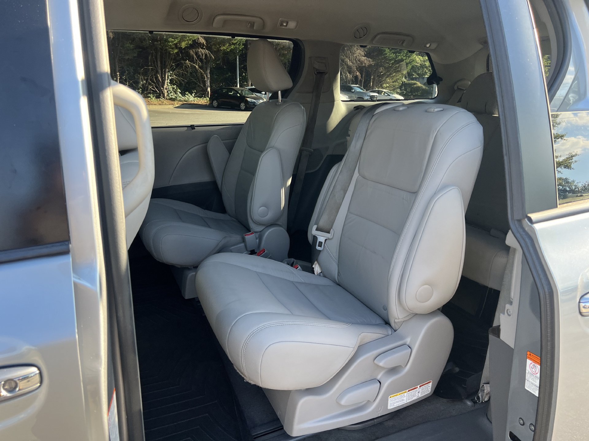 Used 2016 Toyota Sienna XLE w/ XLE Navigation Package FWD image 18