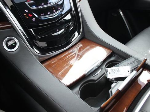 Used 2019 Cadillac Escalade Luxury image 9