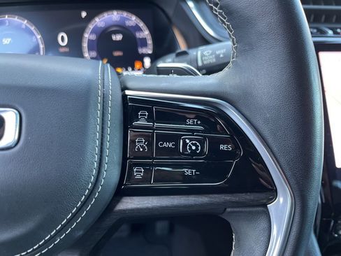 Used 2022 Jeep Grand Cherokee Overland w/ Luxury Tech Group IV AWD/4WD image 65