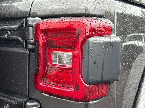 Used 2025 Jeep Wrangler Unlimited Sahara AWD/4WD image 13