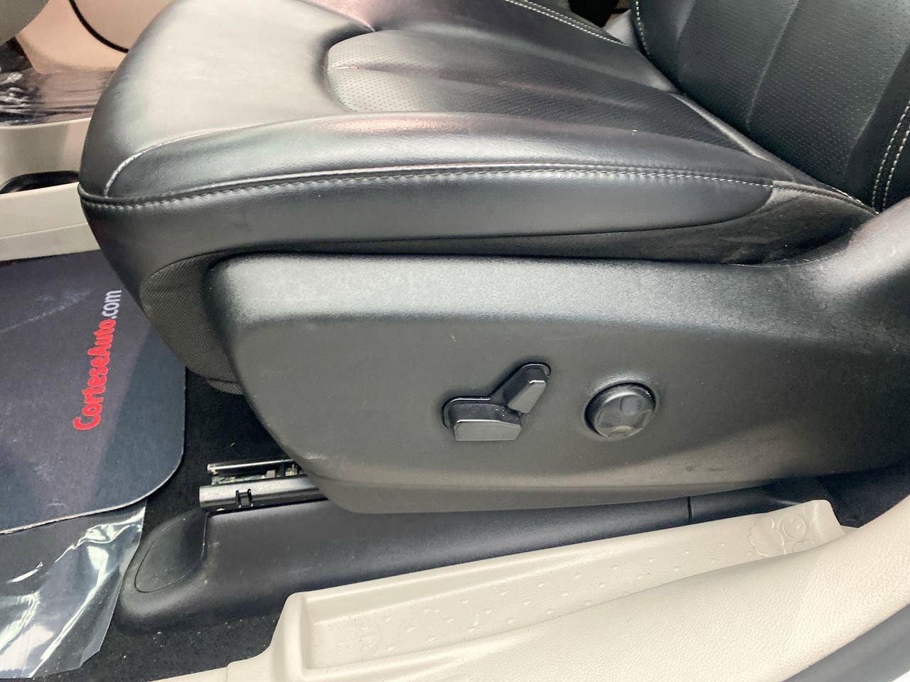 Used 2023 Chrysler Pacifica Touring-L FWD image 13