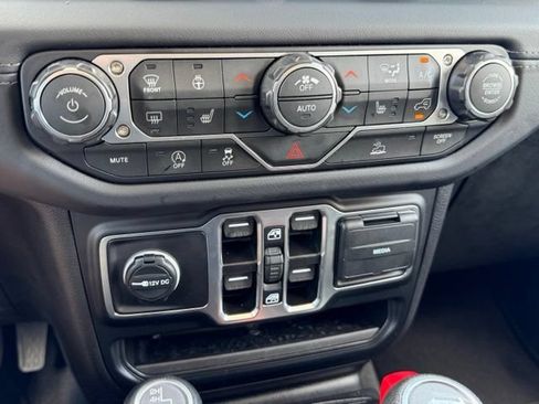 Used 2026 Jeep Wrangler Unlimited Sahara AWD/4WD image 22