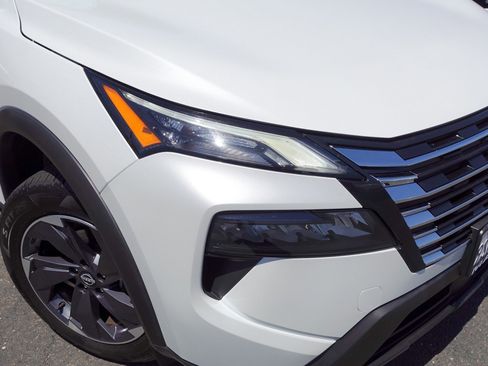 Used 2024 Nissan Rogue SV FWD image 2