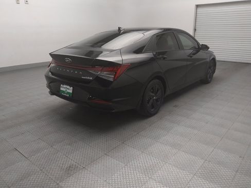 Used 2021 Hyundai Elantra Blue image 9