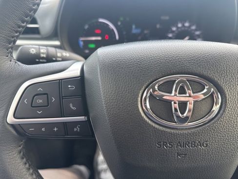 Used 2025 Toyota Sienna XLE image 18