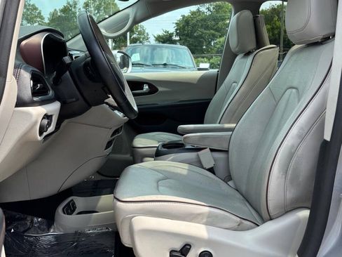 Used 2017 Chrysler Pacifica Limited FWD image 10