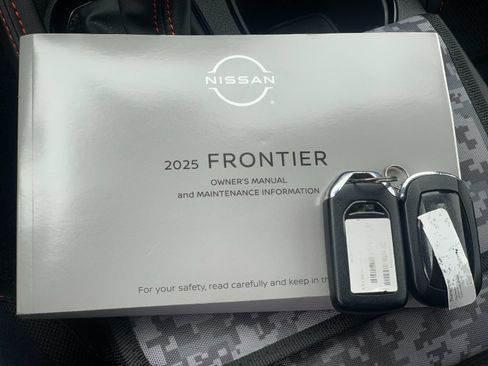 Used 2025 Nissan Frontier Pro-X RWD image 10