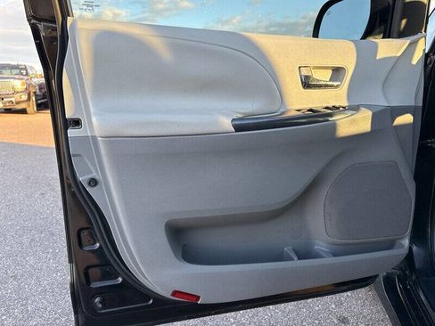 Used 2011 Toyota Sienna SE image 15