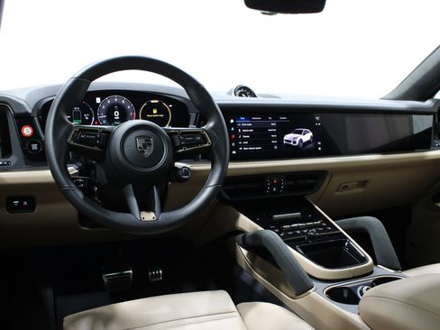 Used 2025 Porsche Cayenne Turbo AWD/4WD image 2
