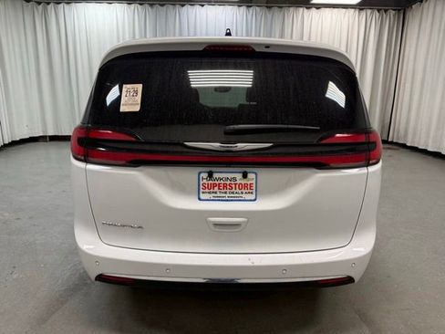Used 2025 Chrysler Pacifica Select FWD image 6