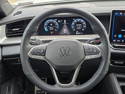 Certified 2025 Volkswagen Tiguan SE R-Line AWD/4WD image 22