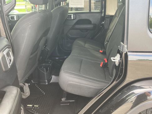 Used 2019 Jeep Wrangler Unlimited Sahara image 13