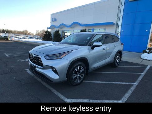 Used 2023 Toyota Highlander XLE image 3