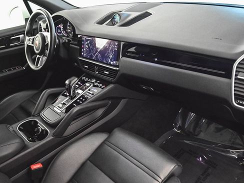 Used 2022 Porsche Cayenne Platinum Edition image 36