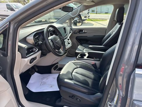Used 2023 Chrysler Pacifica Touring-L FWD image 24