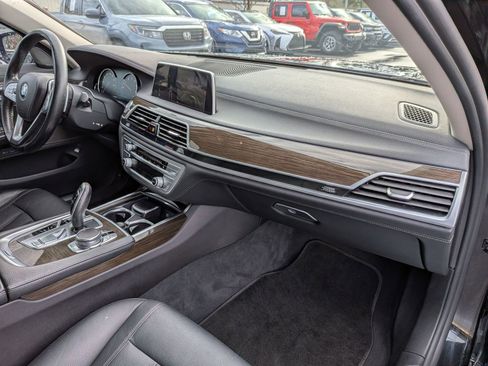 Used 2019 BMW 740i image 41
