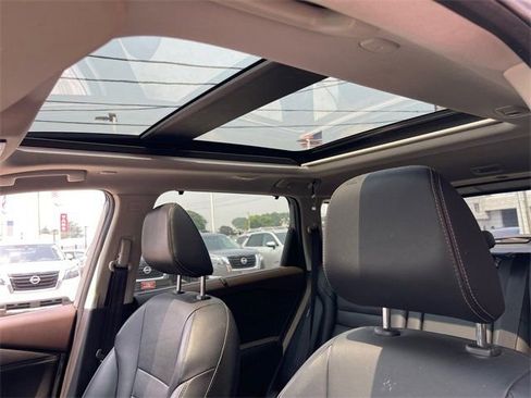 Used 2022 Nissan Rogue SL w/ SL Premium Package image 18