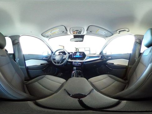 Used 2025 Chevrolet Trax LT image 41