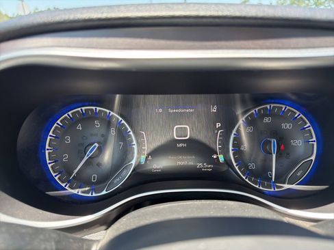 Used 2018 Chrysler Pacifica Limited w/ Advanced Safetytec Group FWD image 16