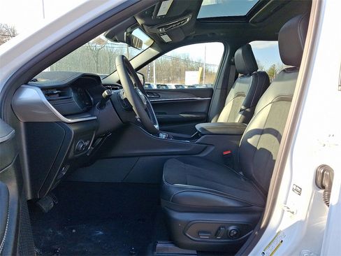 New 2026 Jeep Grand Cherokee Altitude image 10