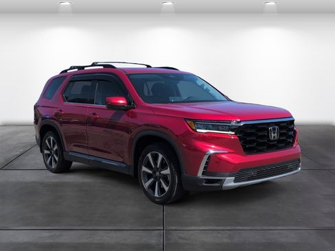 Certified 2025 Honda Pilot Touring image 2