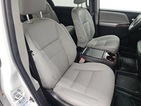 Used 2017 Toyota Sienna Limited Premium AWD/4WD image 43