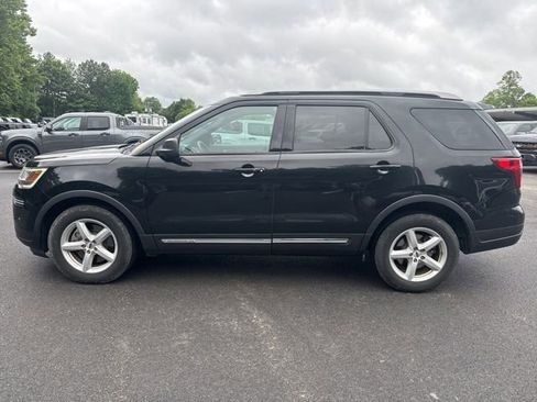 Used 2018 Ford Explorer XLT FWD image 2