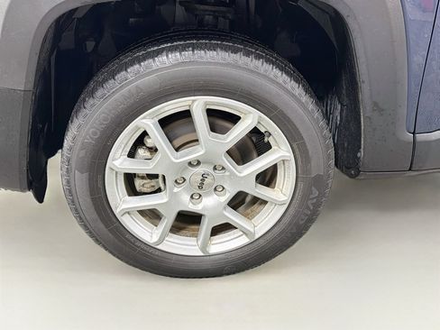 Used 2023 Jeep Renegade Latitude AWD/4WD image 31