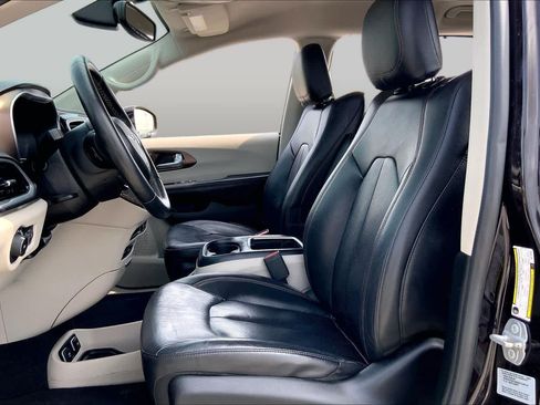 Used 2017 Chrysler Pacifica Touring-L Plus w/ Tire & Wheel Group FWD image 8