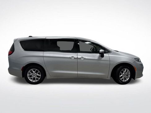 Certified 2023 Chrysler Pacifica Touring-L image 2
