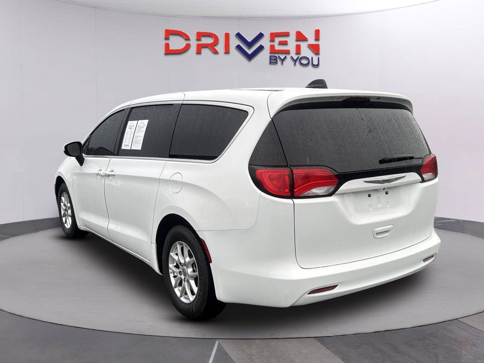 Used 2022 Chrysler Voyager LX FWD image 6