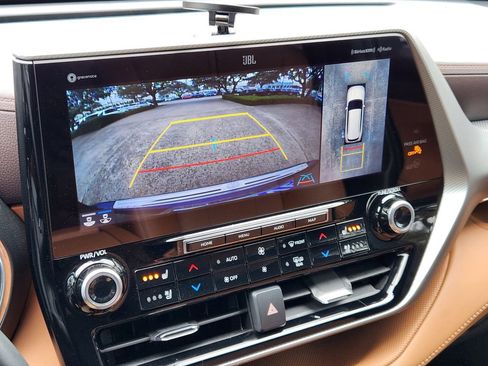 Used 2022 Toyota Highlander Platinum image 16