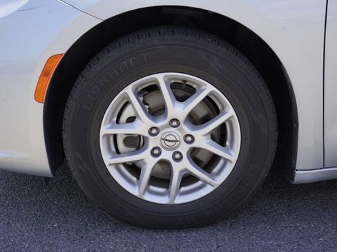 Certified 2023 Chrysler Pacifica Touring-L FWD image 4