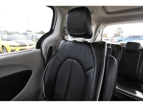 Used 2021 Chrysler Pacifica Limited w/ Uconnect Theater Family Group image 14
