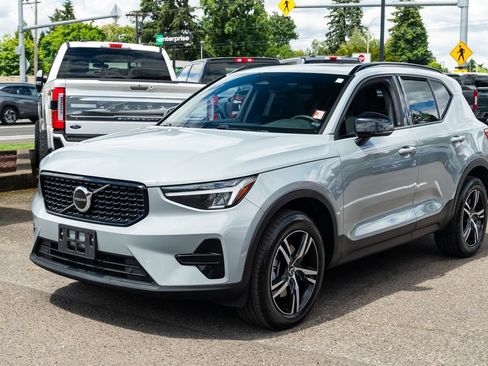 Used 2024 Volvo XC40 B5 Core AWD/4WD image 2