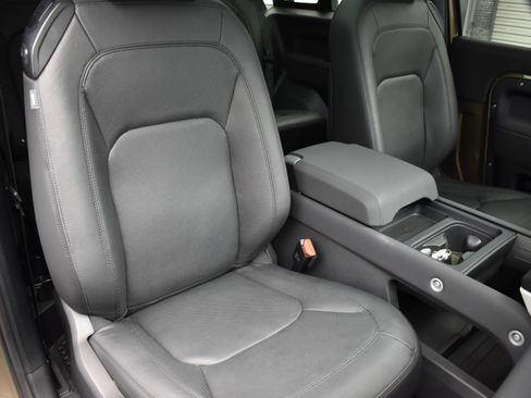 Used 2023 Land Rover Defender 90 SE image 40