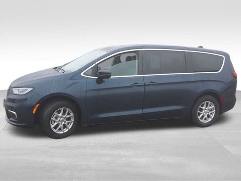 Certified 2024 Chrysler Pacifica Touring-L image 11