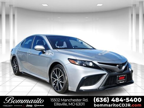 Used 2021 Toyota Camry SE image 1