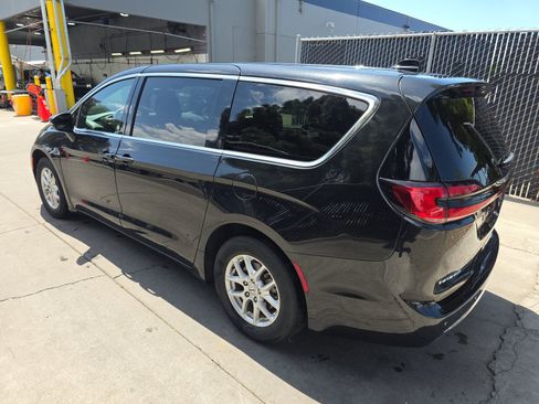 Used 2023 Chrysler Pacifica Touring FWD image 10