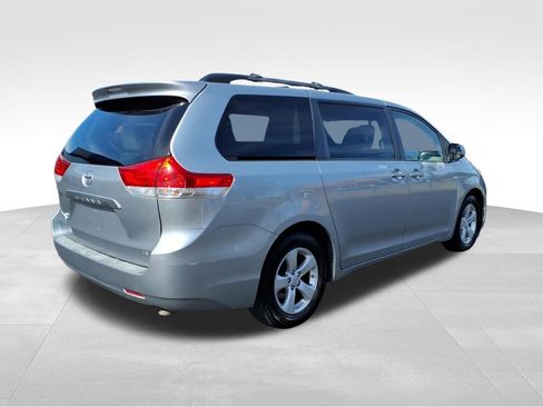 Used 2014 Toyota Sienna LE image 26