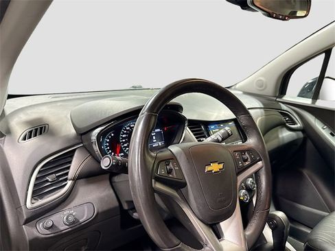 Used 2019 Chevrolet Trax LT w/ LT Convenience Package image 8