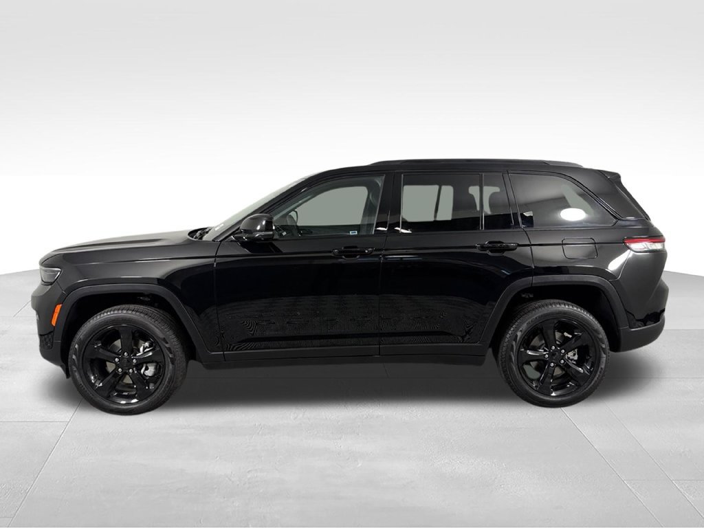 Used 2025 Jeep Grand Cherokee Limited w/ Luxury Tech Group II RWD image 8