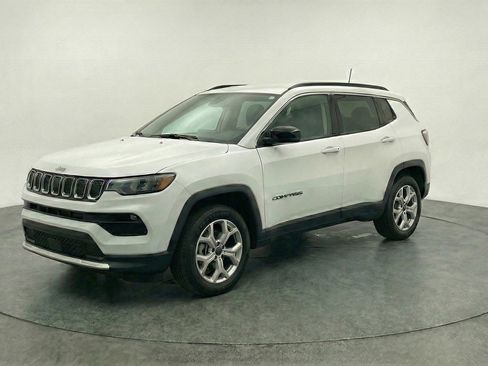 Used 2025 Jeep Compass Latitude image 3
