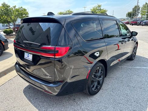 Used 2025 Chrysler Pacifica Limited FWD image 8