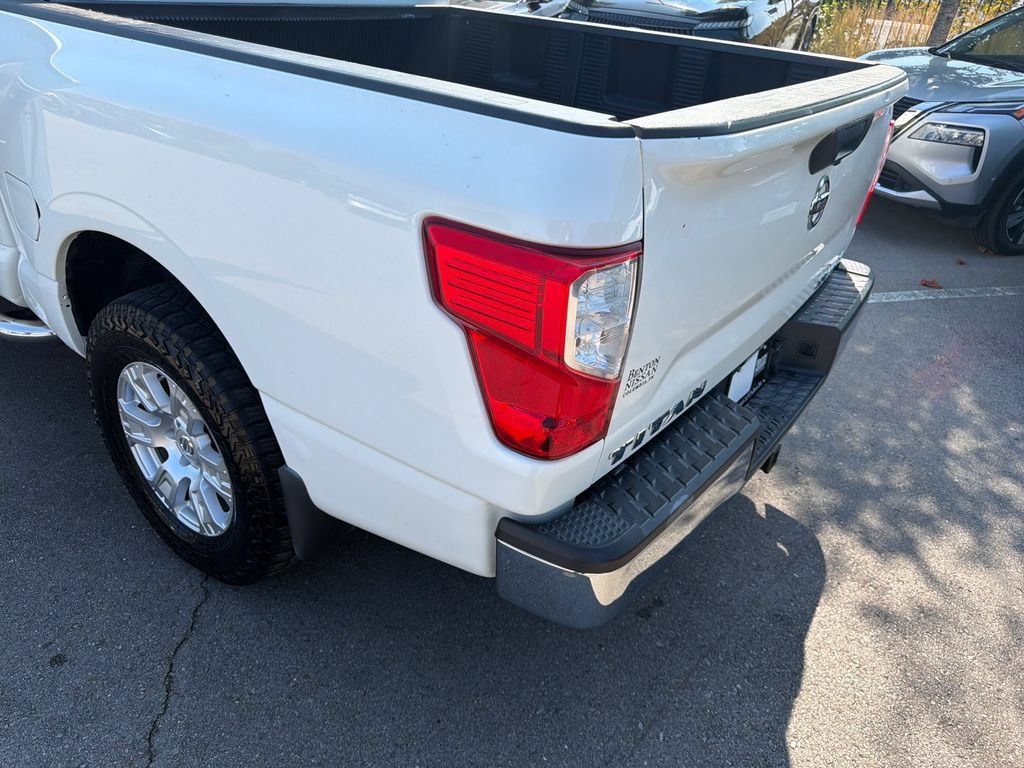 Used 2018 Nissan Titan SV AWD/4WD image 40