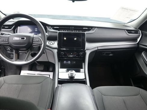 Used 2023 Jeep Grand Cherokee Laredo RWD image 16