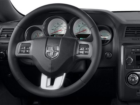 Used 2014 Dodge Challenger SXT RWD image 6