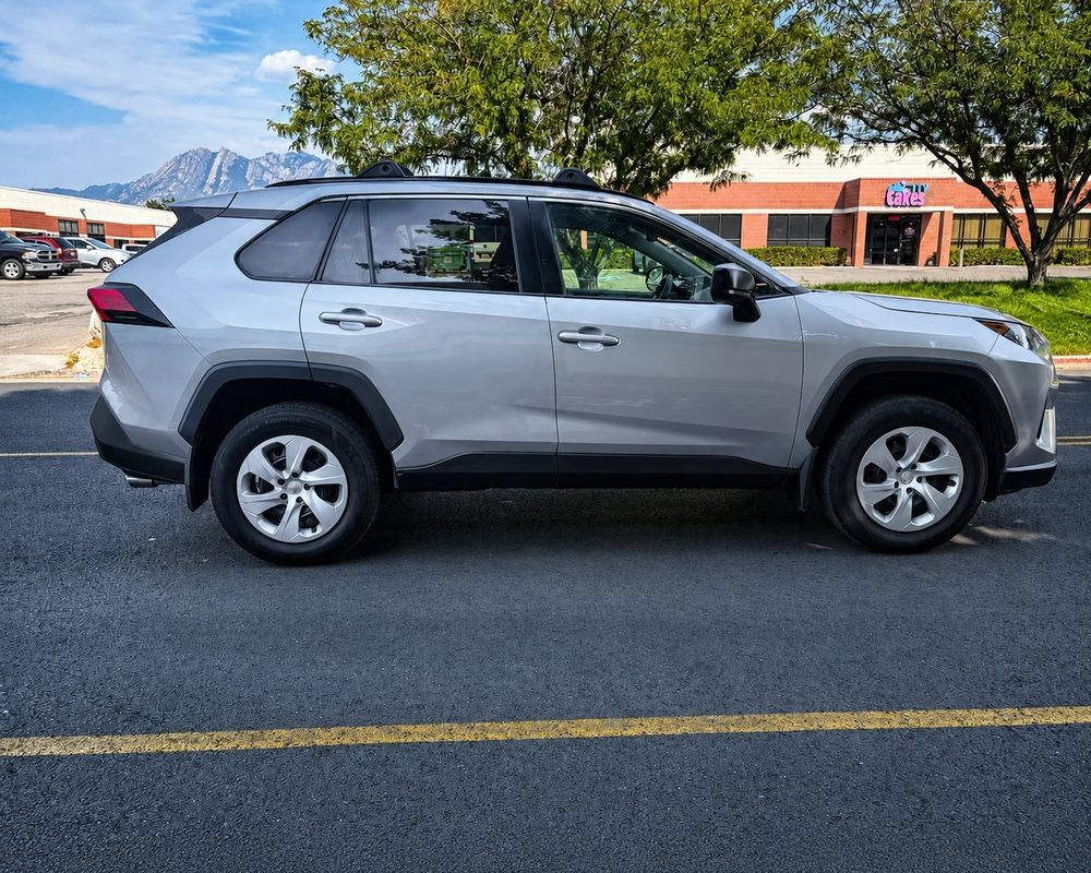 Used 2021 Toyota RAV4 LE AWD/4WD image 5